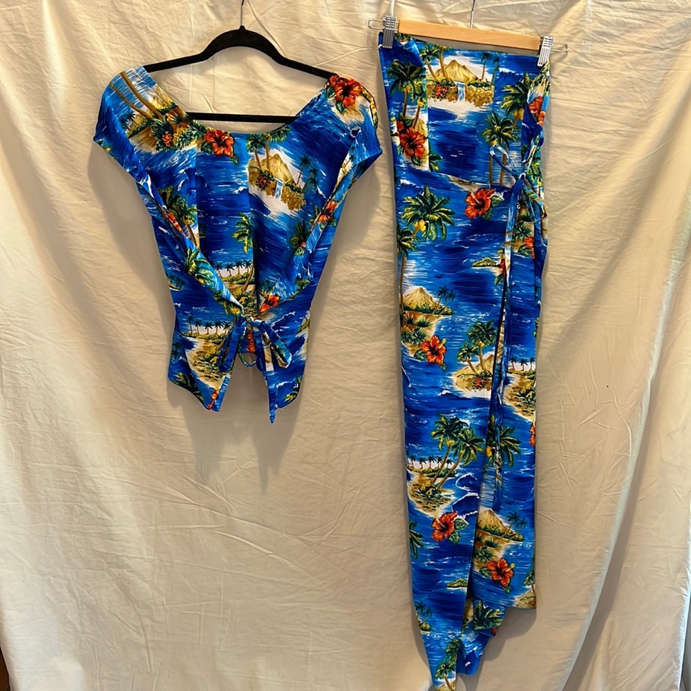 Vintage Hawaiian print two piece blouse with wrap skirt